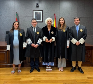 El nuevo magistrado (segundo a la izquierda de la imagen) junto a su madrina en el acto y miembros de la Sala de Gobierno del Tribunal Superior de Justicia del País Vasco, presidida por su presidenta en funciones, la magistrada Garbiñe Biurrun